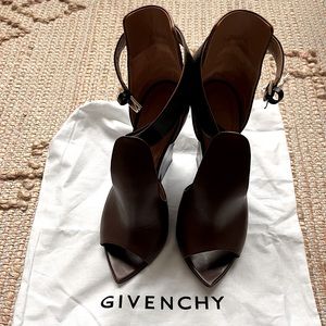 Givenchy sandals size is 37